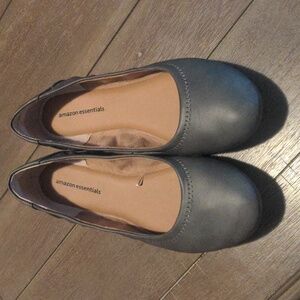 Amazon Essentials Grey Faux Leather Round Toe Ballet Flats 7.5